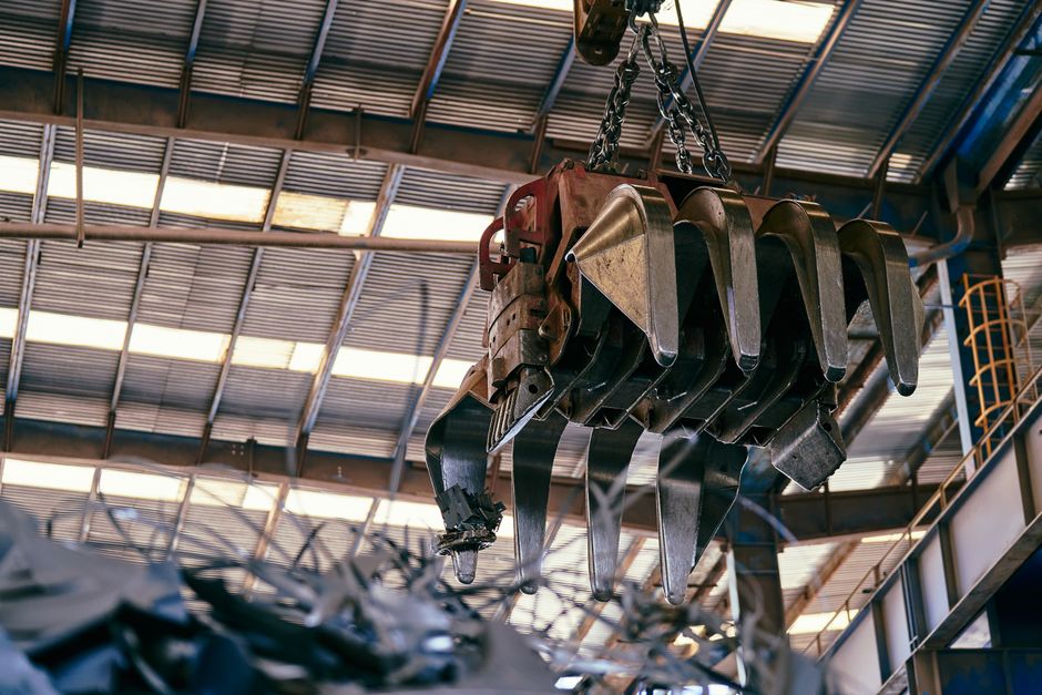 Een zware tillift drone in actie tijdens het transport van grote industriële apparatuur.
